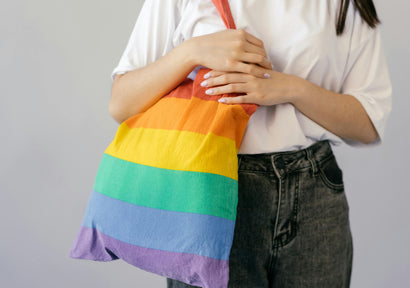 Cum accesoriile pot fi un mesaj puternic: căni, postere și tote bags